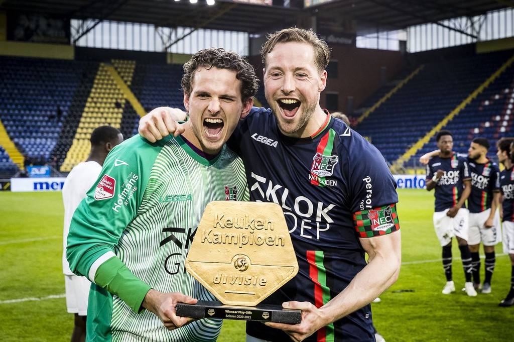 赛中展现更 赛中展现更