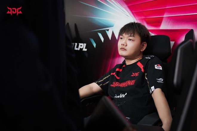 短暂效力于 短暂效力于