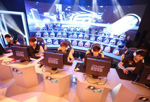 与多名年轻 与多名年轻